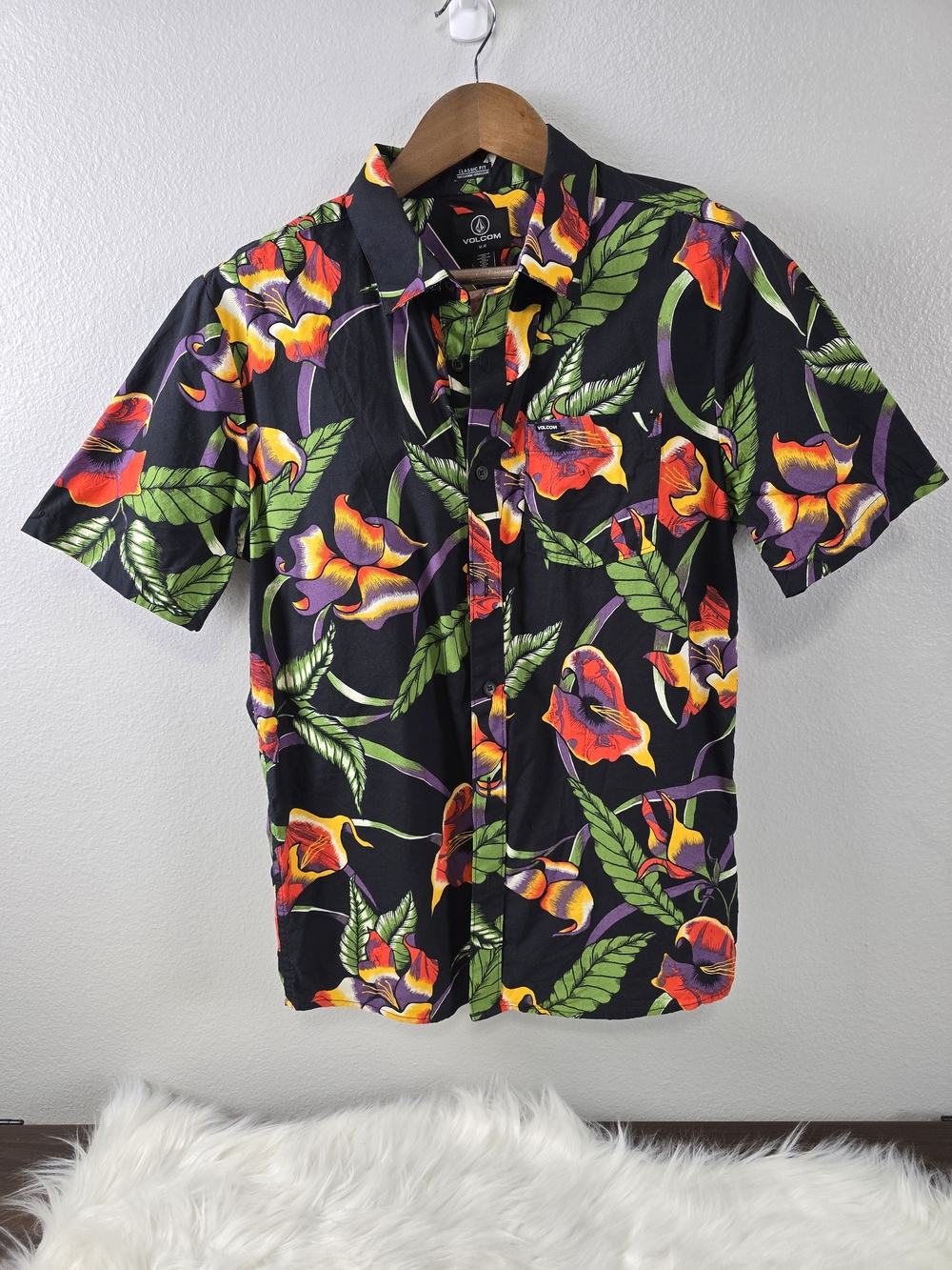 Volcom Men’s Black Tropical Floral Short Sleeve Shirt